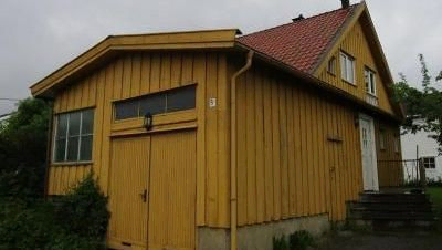 Gult hus med gul garasje